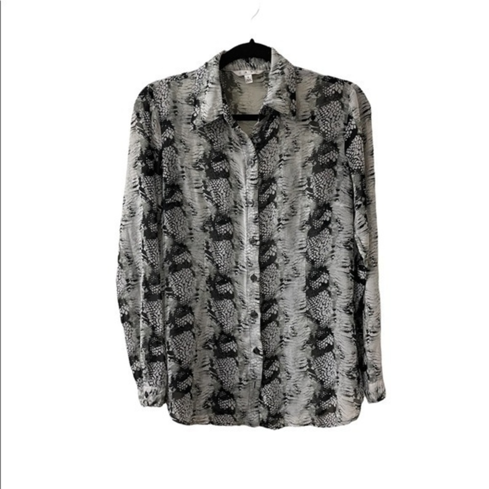 Cabi Silky Snake Python Pattern Blouse Women Small
Condition 9/10 no flaws
